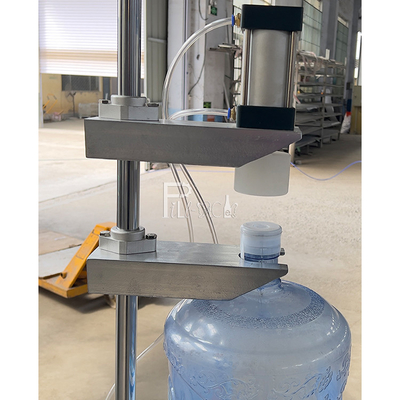 De automatische Plastic Fles 3 Gallon 5 Gallon 20 Liter bottelde Water het Afdekken Machinemateriaal voor Gallon het Vullen Machine leverancier