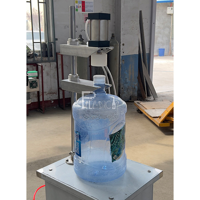 De automatische Plastic Fles 3 Gallon 5 Gallon 20 Liter bottelde Water het Afdekken Machinemateriaal voor Gallon het Vullen Machine leverancier