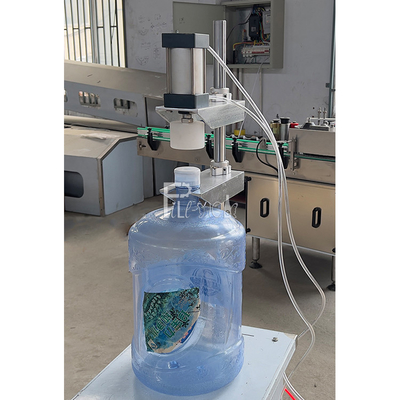 De automatische Plastic Fles 3 Gallon 5 Gallon 20 Liter bottelde Water het Afdekken Machinemateriaal voor Gallon het Vullen Machine leverancier