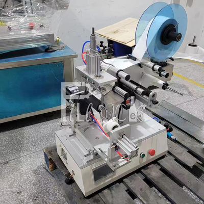 Het halfautomatische Zelfklevende Sticker Materiaal Labeler van de Etiketteringsmachine voor Vierkante Fles 3 kanten of Ronde flessencirkel leverancier