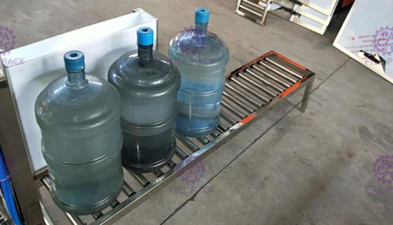 De Verbruiksgoederen van de de Gallonwaterplant van de roltransportband voor de Productielijn van de Gallonfles